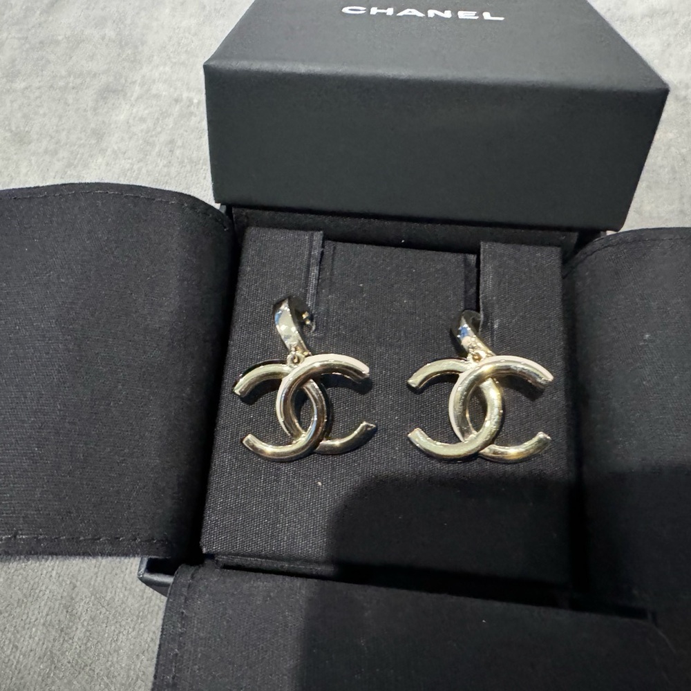 Gold and white Chanel earring - Picture 5 of 5